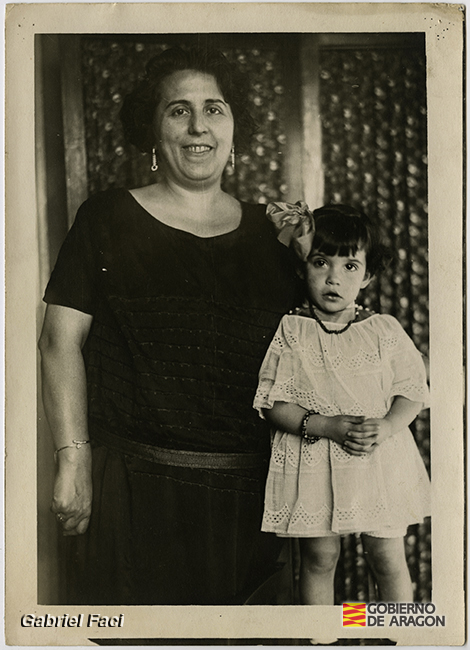 Retrato de Matilde Iribarren con una niña. Gabriel Faci Abad